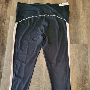 Black Leggings with Curved Design Moisture-Wicking Fabric